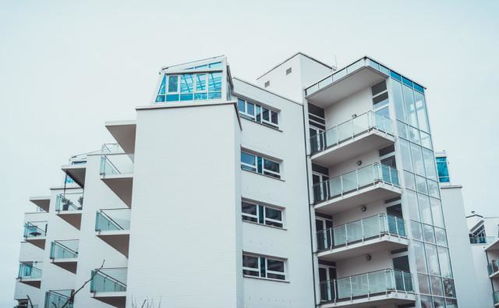 買房只剩一樓和頂樓怎么選？聽建筑學家從建筑材料技術角度解析